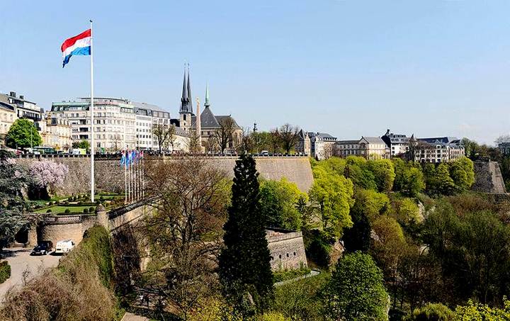 File:Luxembourg Fortress from Adolphe Bridge 02 c67.jpg