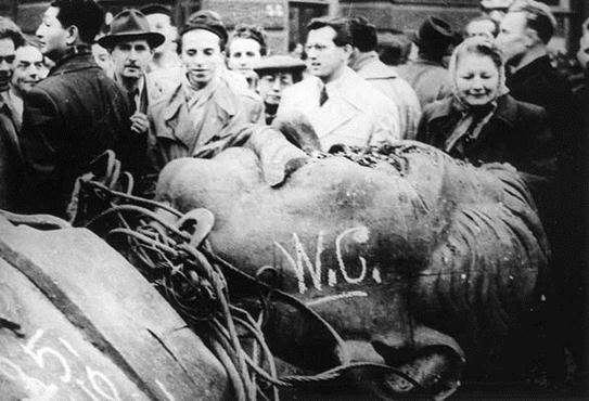 File:1956 hungarians stalin head.jpg